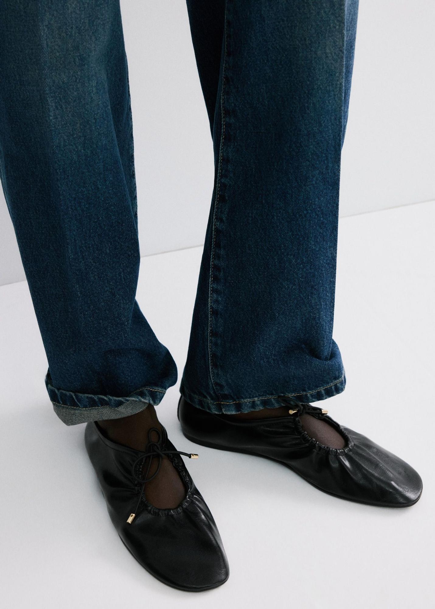 Ballerines plates noires froncées avec noeud