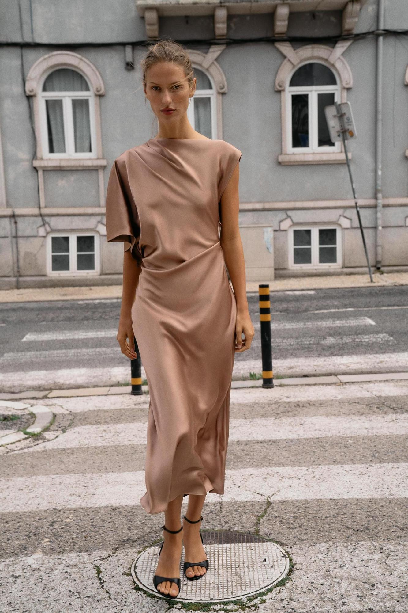 Robe asymétrique en satin