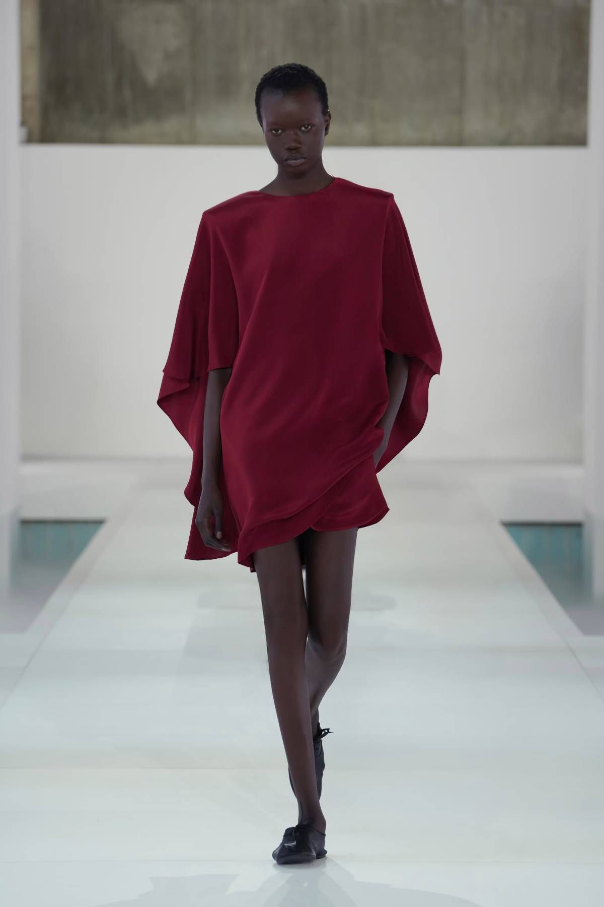 Robe courte drapée en soie, par COS