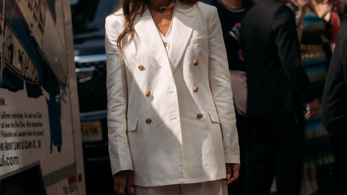 HOY en Lefties: 5 conjuntos monocolor de estilo lujoso perfectos para crear los mejores looks de oficina de entretiempo esta primavera 2026: económicos y muy favorecedores