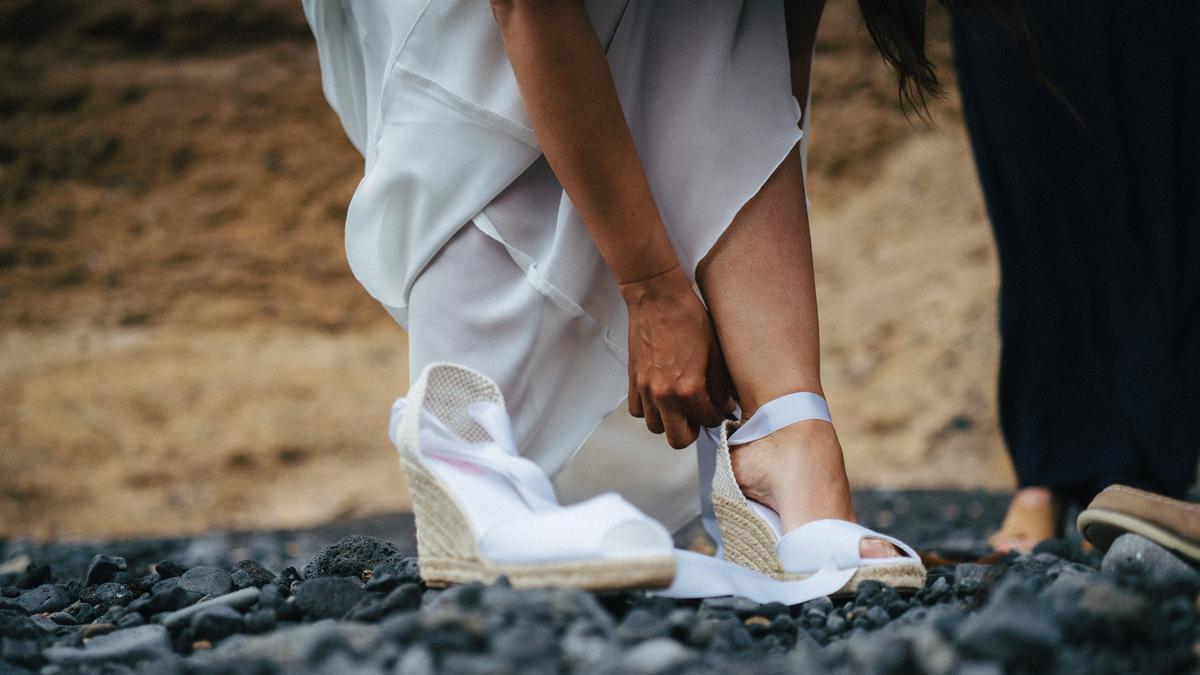 Alpargatas de novia bonitas y elegantes para dar el