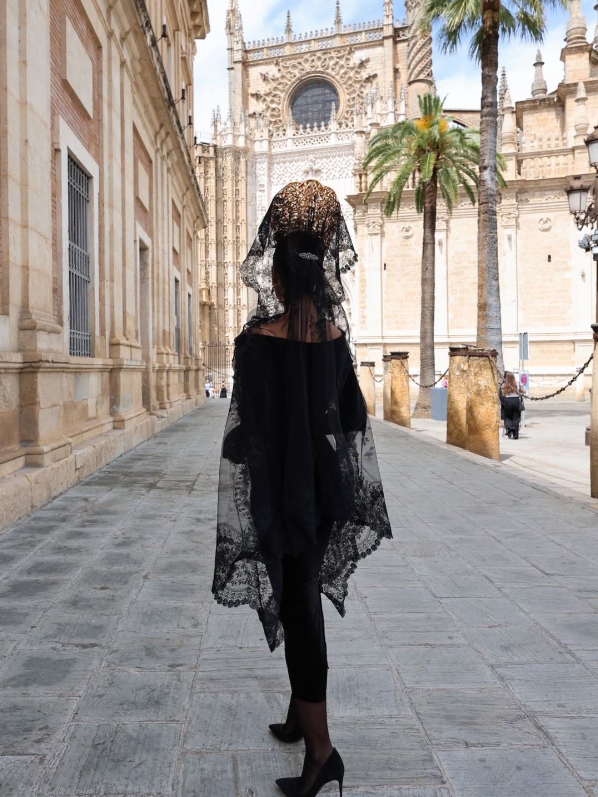 Rocío Osorno porte une mantille pendant la Semaine Sainte à Séville