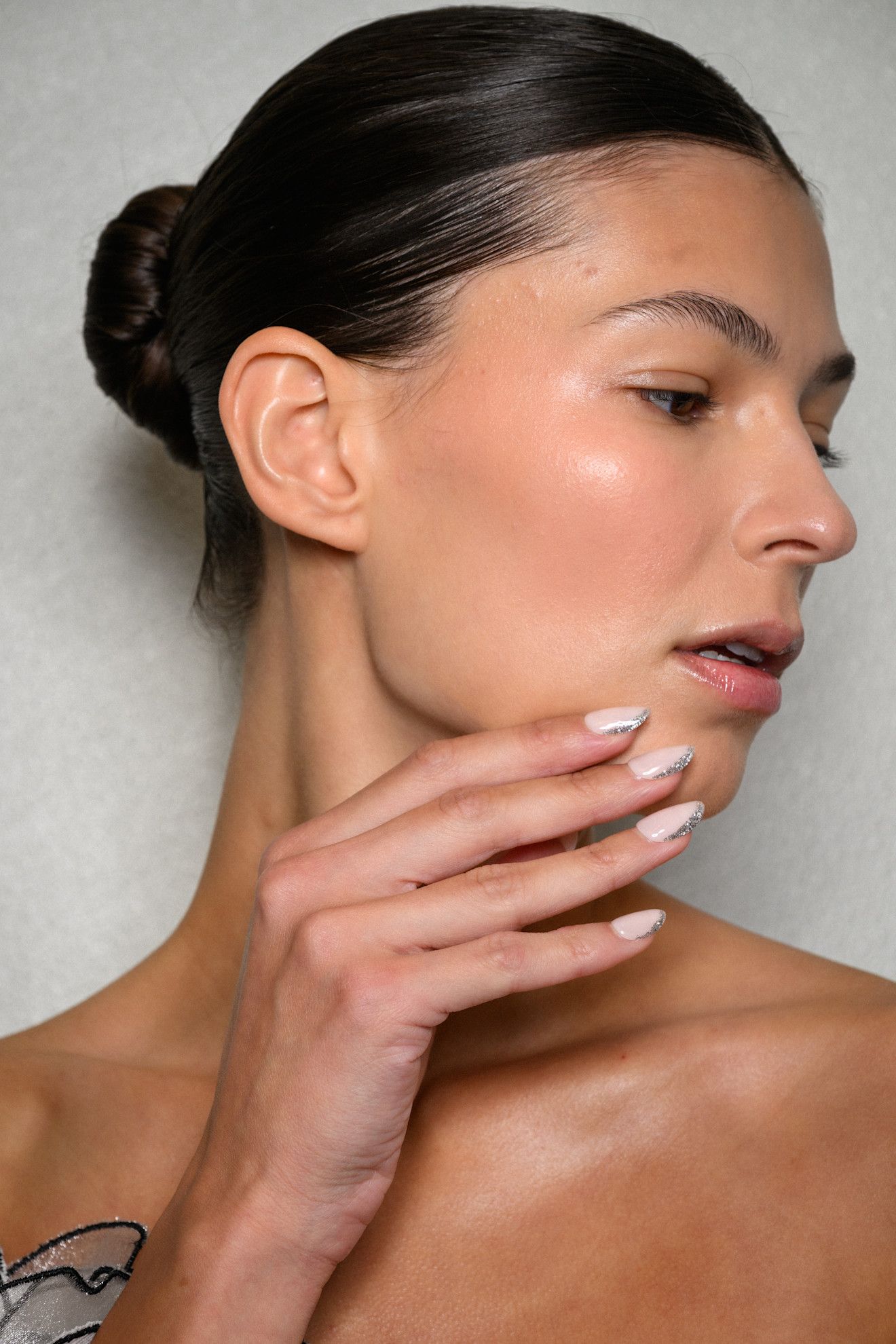 Les sourcils conservent leur proéminence mais dans une version beaucoup plus claire et naturelle