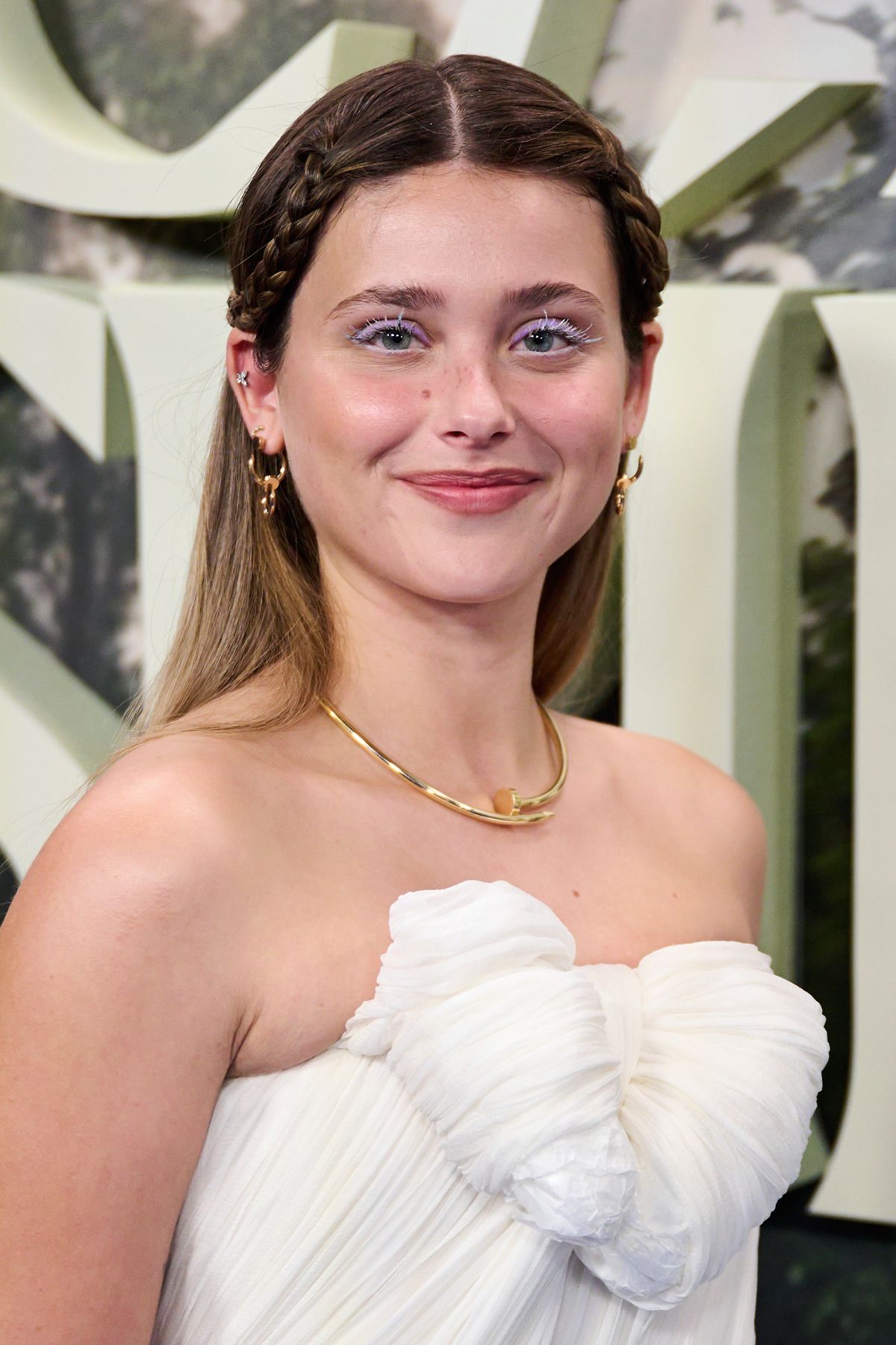 Le maquillage de Nicole Wallace avec des cils blancs.