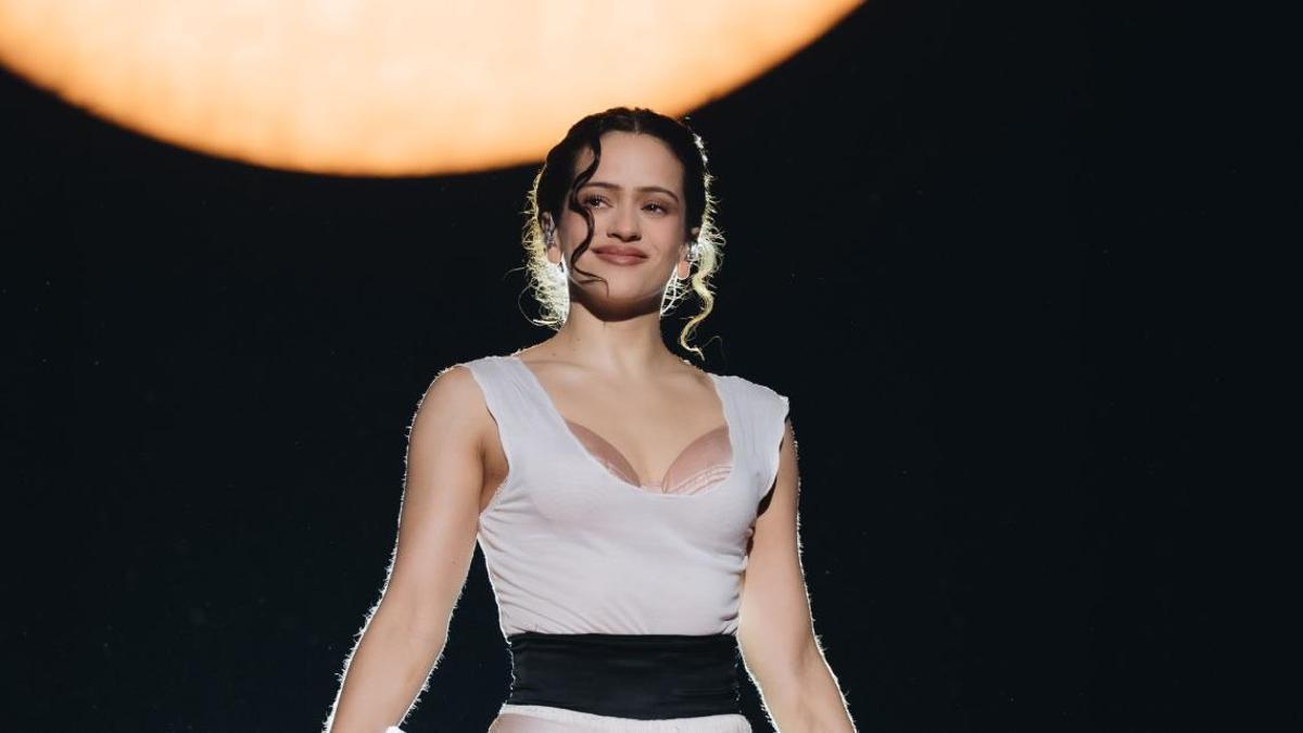 Mónica Aránguez, experta en micropigmentación, analiza las cejas de Rosalía dentro de la estética del LUX TOUR