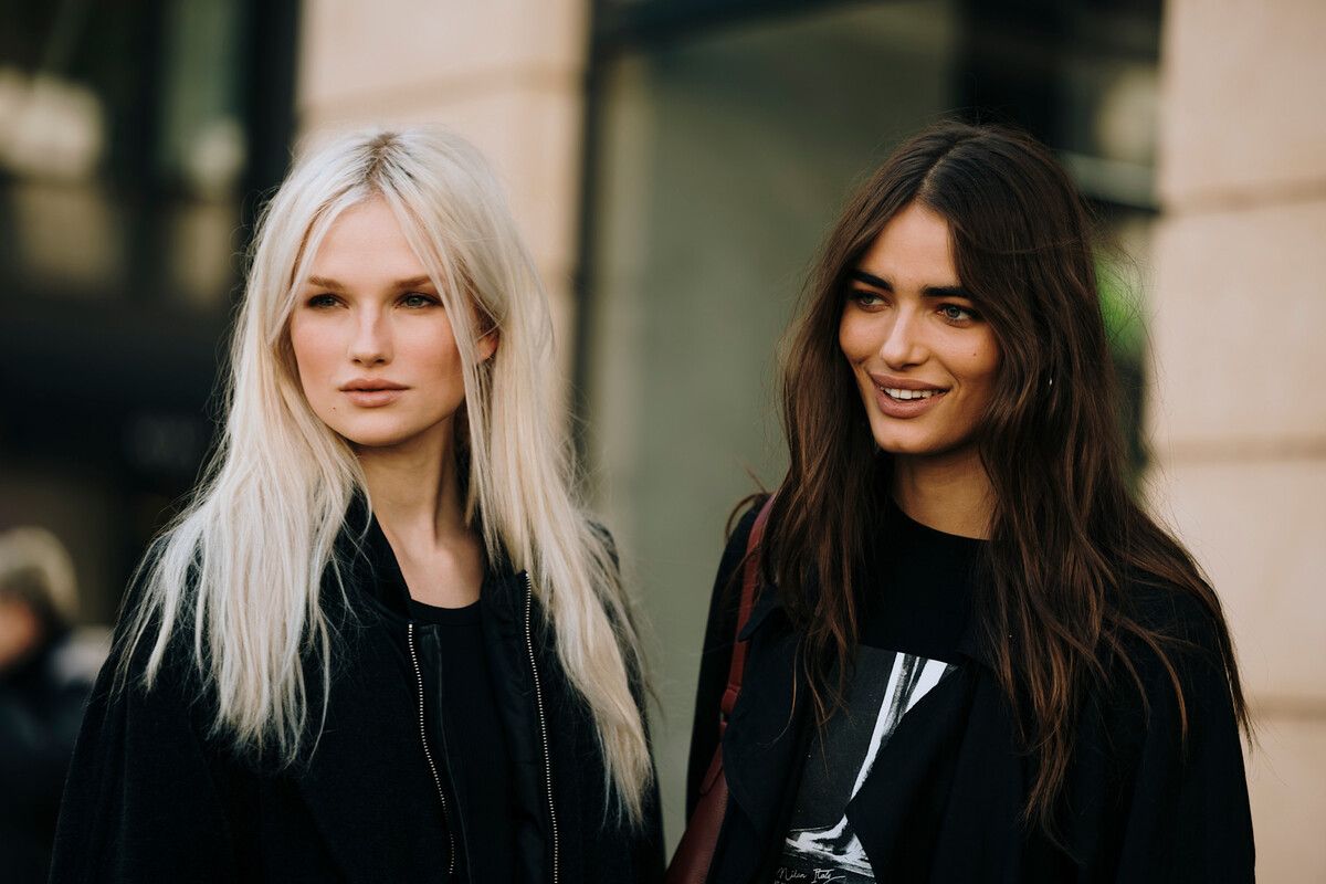 L'après-shampooing doit être appliqué uniquement des mi-longueurs jusqu'aux pointes pour éviter d'alourdir les racines.