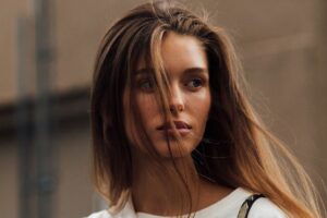 Virginia Velasco, dermatologue : « L'erreur de lavage qui provoque l'emmêlage de vos cheveux n'exfolie pas le cuir chevelu. »