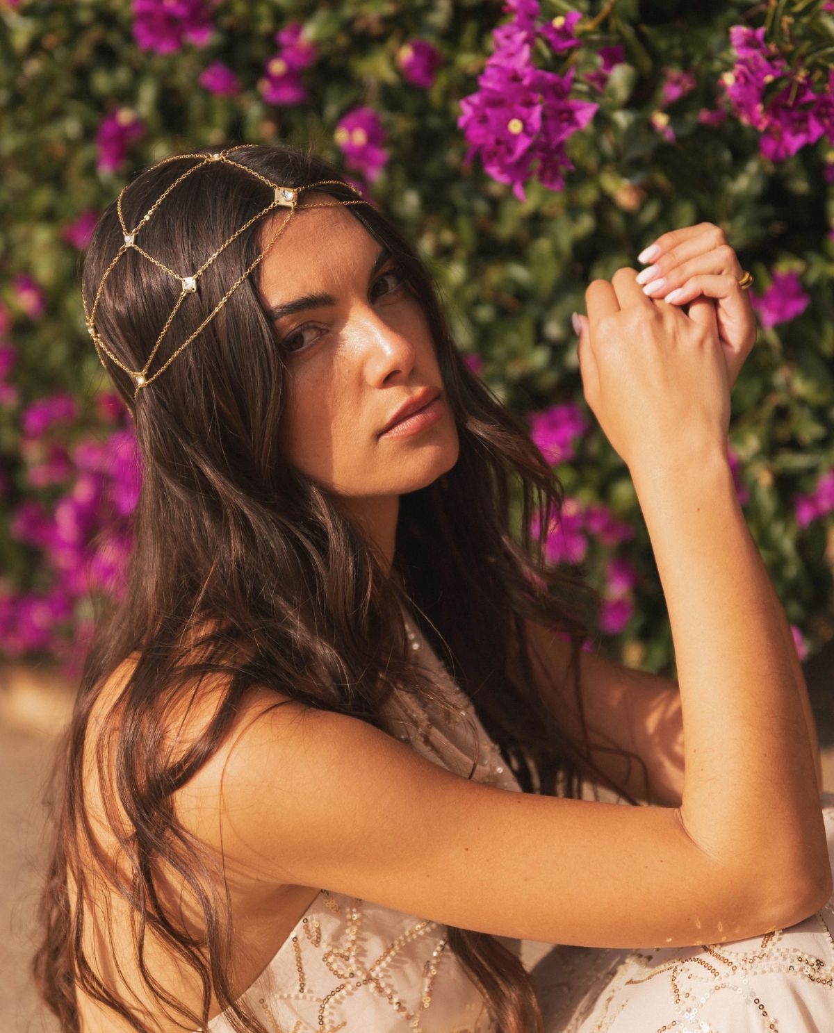 La casquette ou la fleur, les accessoires phares pour rehausser un look invité