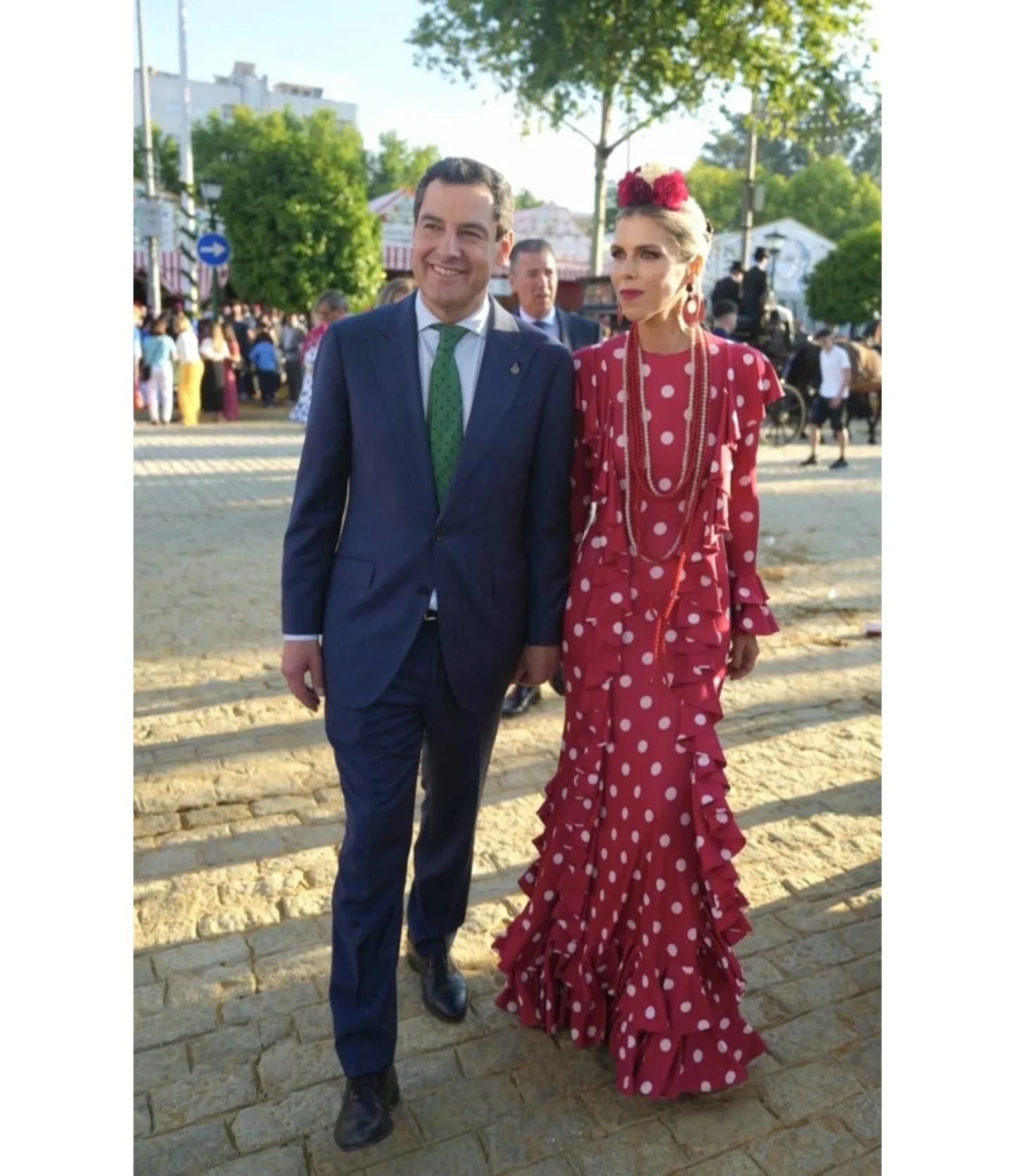  Álex Sestelo, coiffeur : « L'une des coiffures préférées de Manuela Villena est le chignon, en particulier le chignon bas qu'elle pourrait parfaitement porter à la Foire d'Avril, cela fait partie de son ADN. Cela lui va car cela renforce son image élégante et sobre.