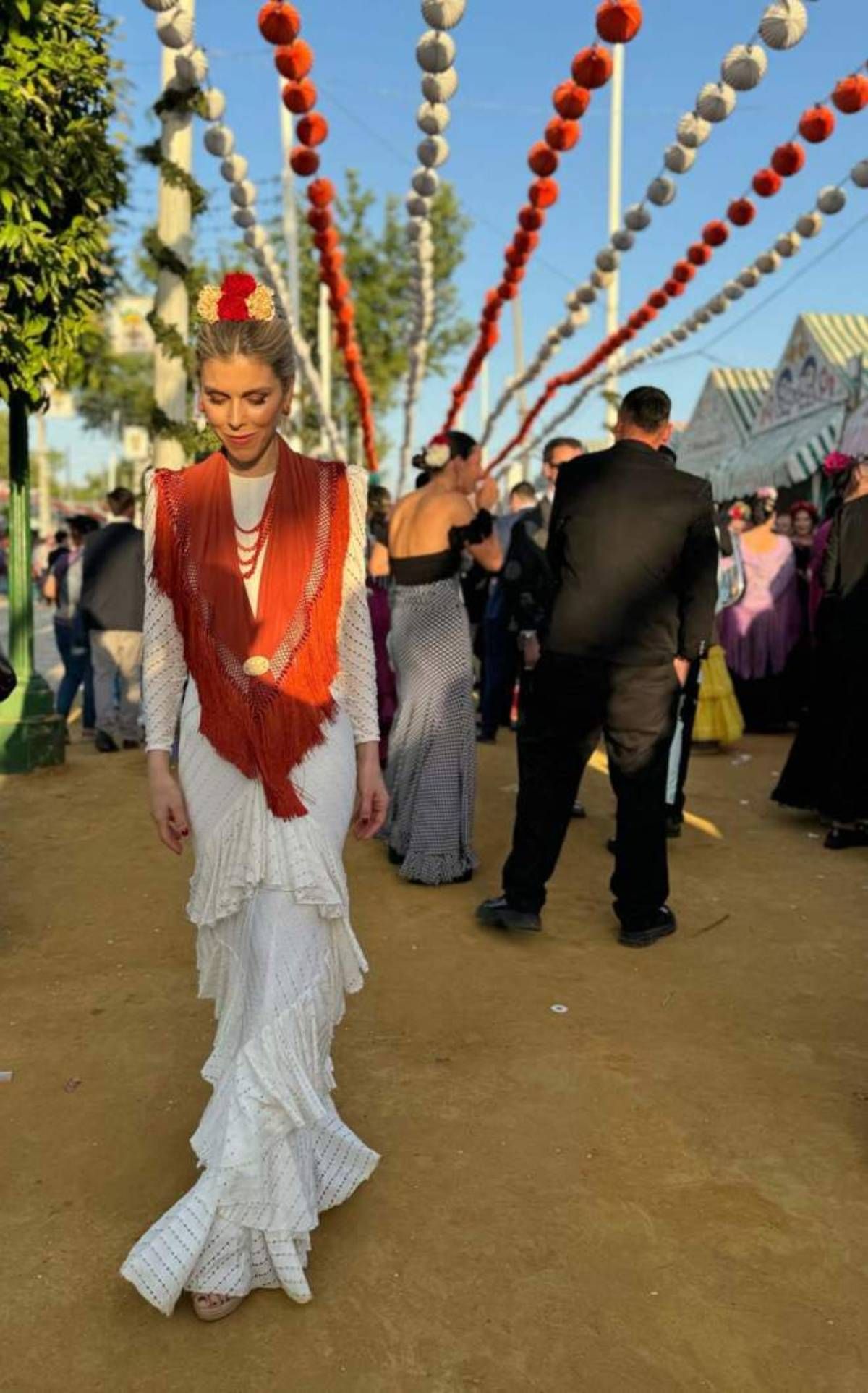 Manuela Villena habillée en flamenco par José Hidalgo à la Foire d'Avril 2024