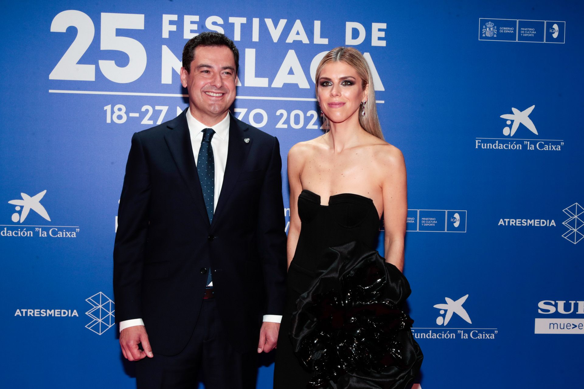 Manuela Villena aux cheveux raides et raie au milieu