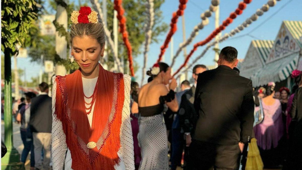  Álex Sestelo, peluquero: "Uno de los peinados preferidos de Manuela Villena es el recogido, sobre todo el moño bajo que podría llevar perfectamente en la Feria de Abril, forma parte de su ADN. A ella le encaja porque refuerza su imagen elegante y sobria"