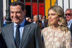 Les ongles de Manuela Villena, épouse de Juanma Moreno, pour la Foire d'Avril : élégants, polyvalents et très faciles à copier