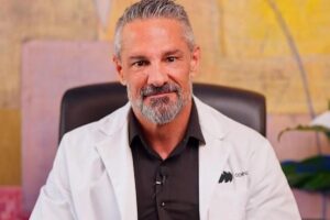 Dr David Céspedes, médecin : « Si vous avez des brûlures d'estomac, voici les meilleurs aliments pour les soulager naturellement : l'eau de coco, la papaye ou le gingembre »