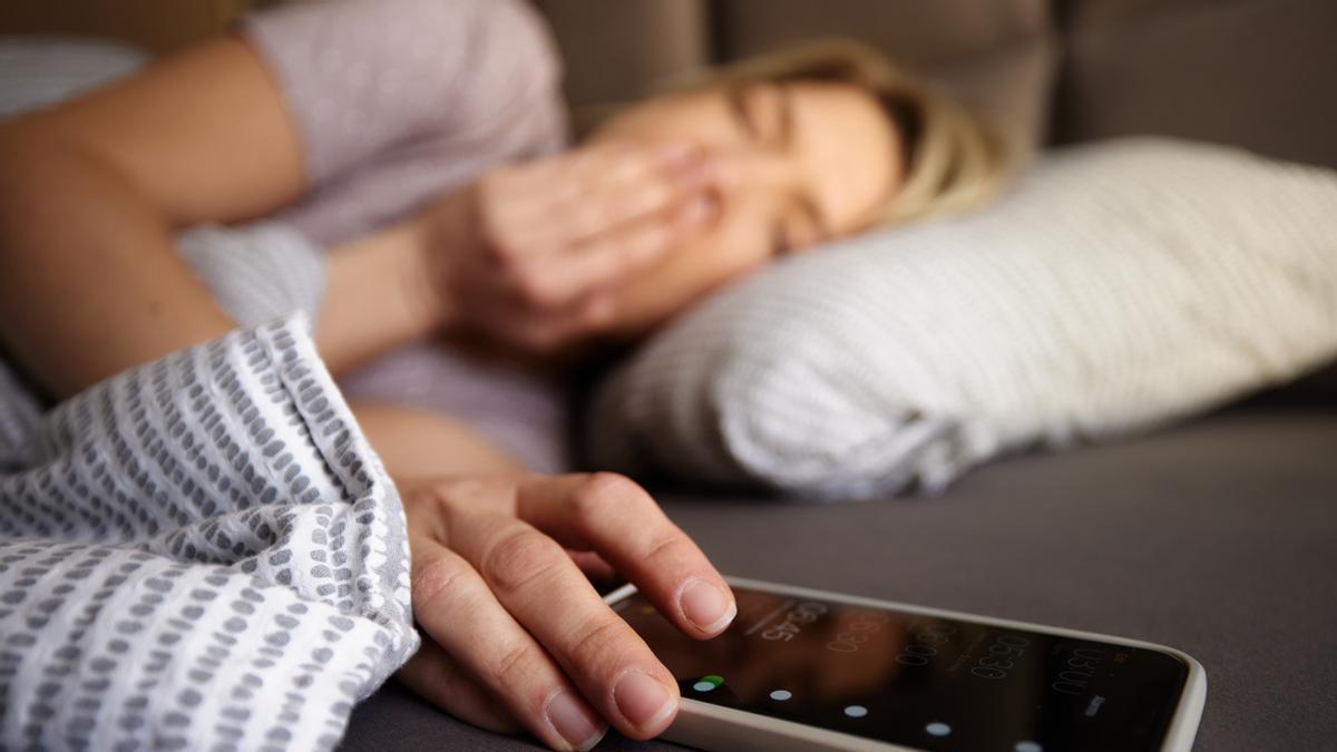 Dormir rodeados de dispositivos que controlan el sueño es cada vez más habitual