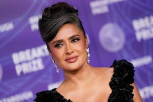 Salma Hayek arbore des cheveux gris comme jamais auparavant avec une coiffure purement « Old Hollywood »