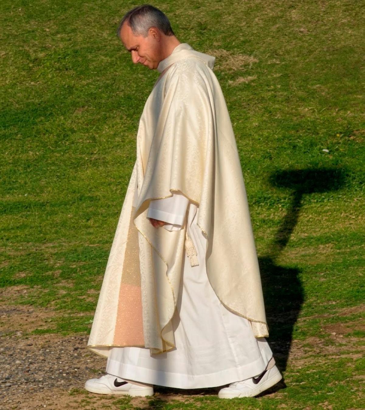 Le pape Léon XIV porte des baskets Nike