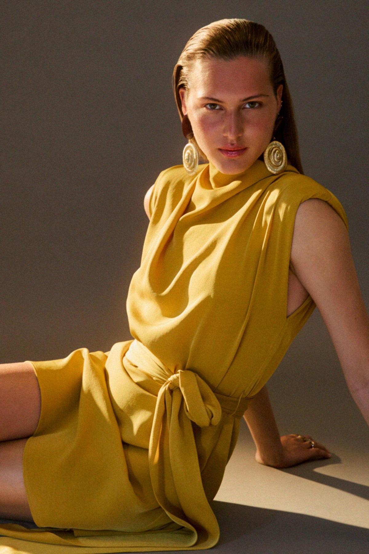 Robe courte à épaulettes