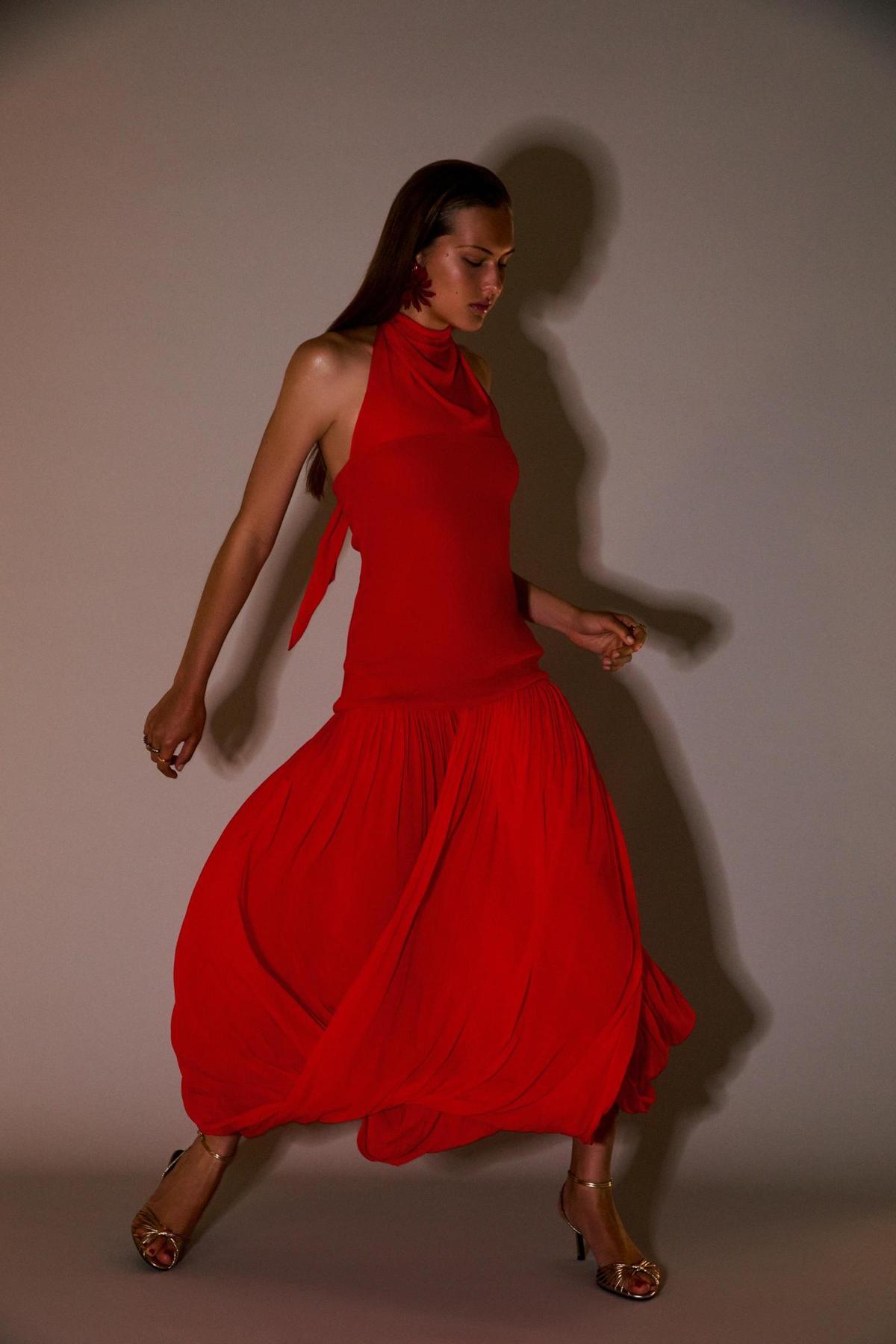 Robe rouge volume dos nu