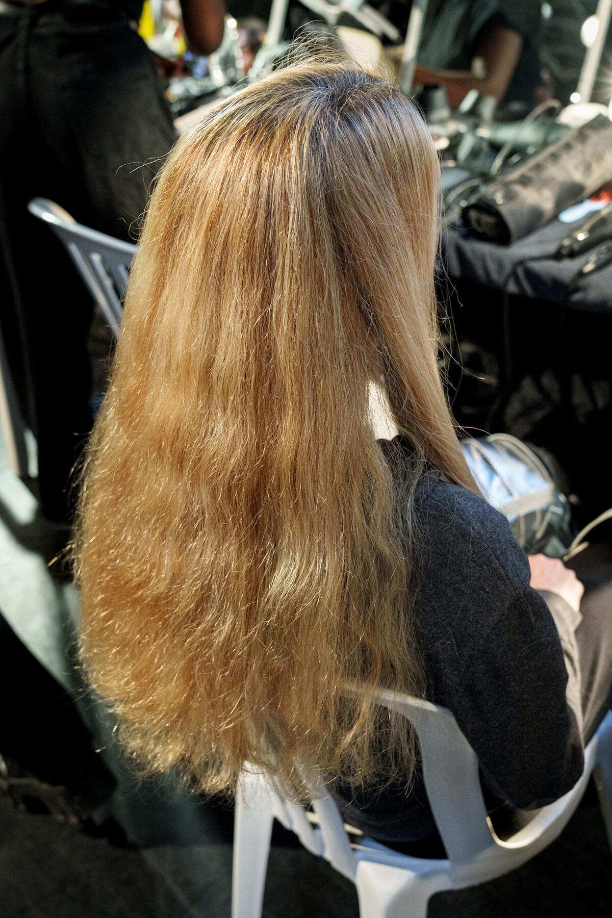 Frotter vos cheveux avec la serviette peut gâcher la finition avant même de commencer à les coiffer.