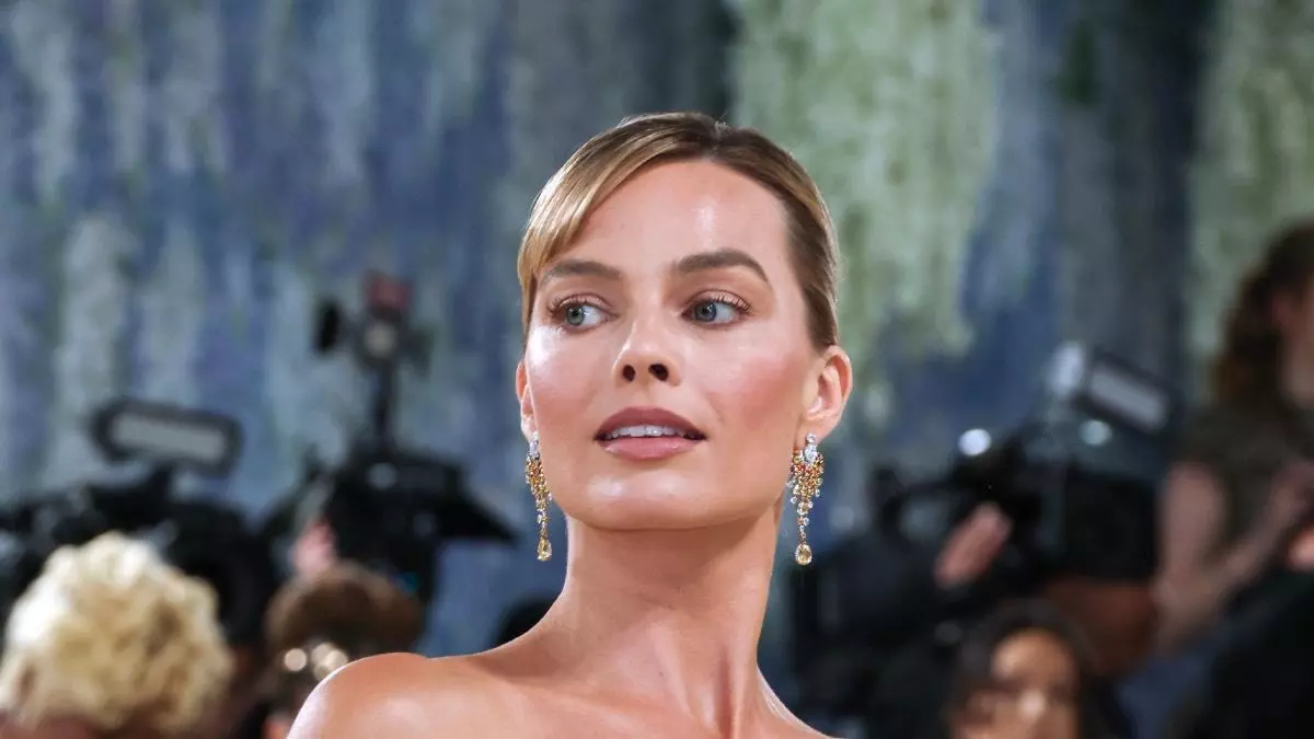 Sans mots : la robe de Margot Robbie pour le MET Gala a pris 761 heures à réaliser