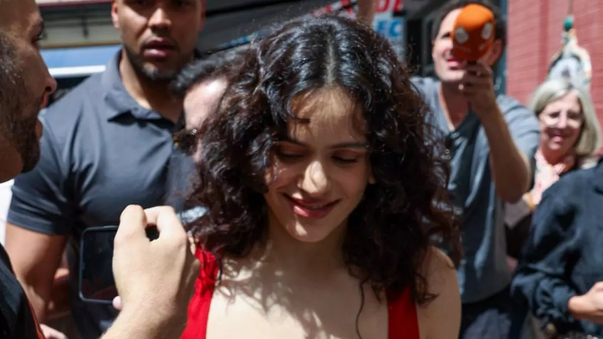 Rosalía prend un bain collectif à Séville en sortant de son hôtel : elle salue ses fans et apparaît plus proche que jamais