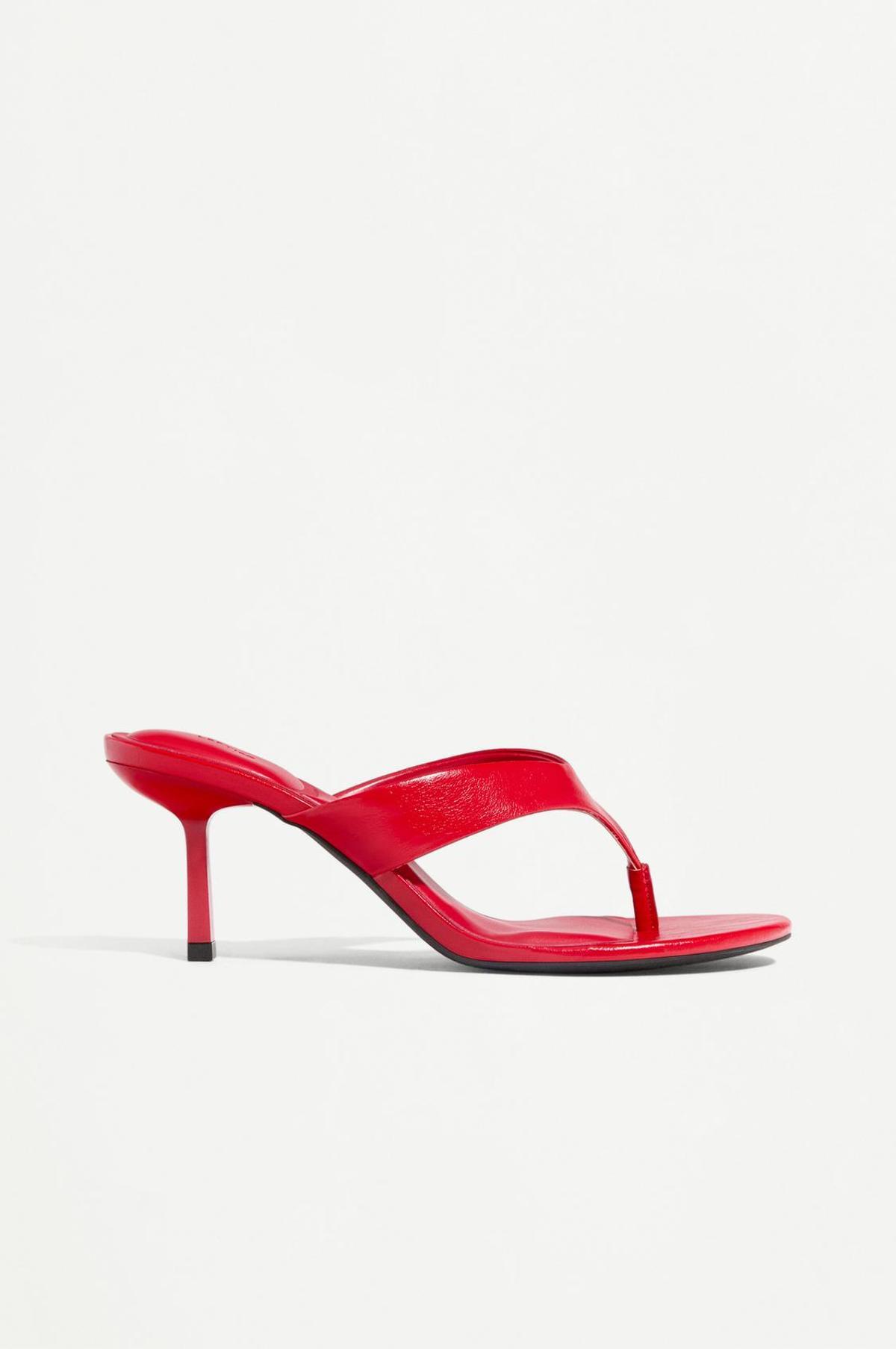 Sandales à talons rouges