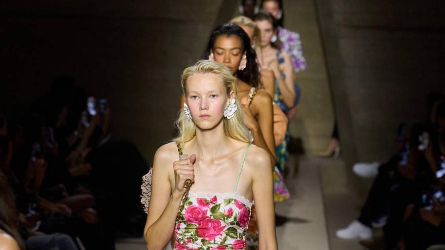 Adieu à l'esthétique 'boho' : Chloé impose la robe fleurie pour le printemps-été 2026