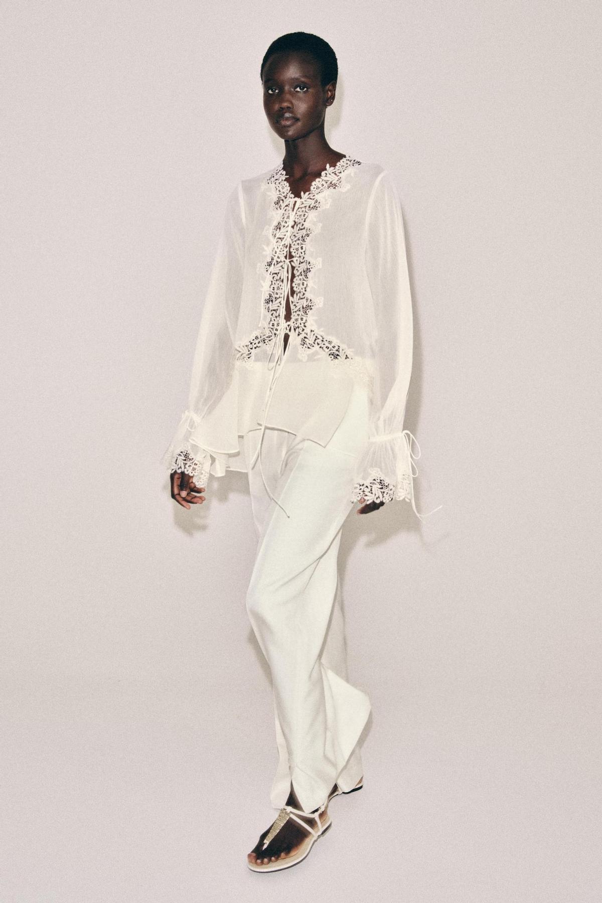 Ensemble chemisier en dentelle et pantalon blanc
