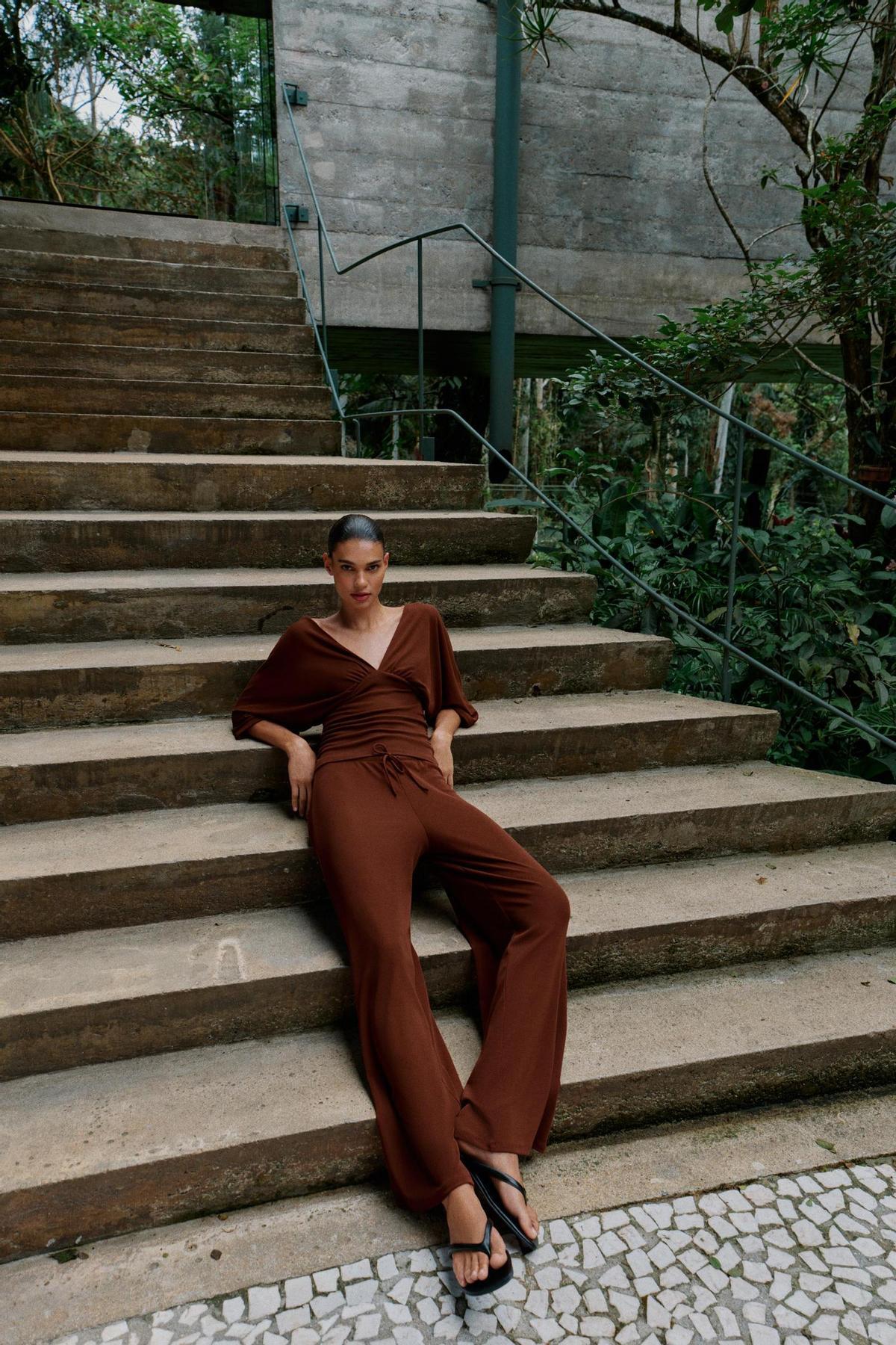 Ensemble chemisier et pantalon marron texturé