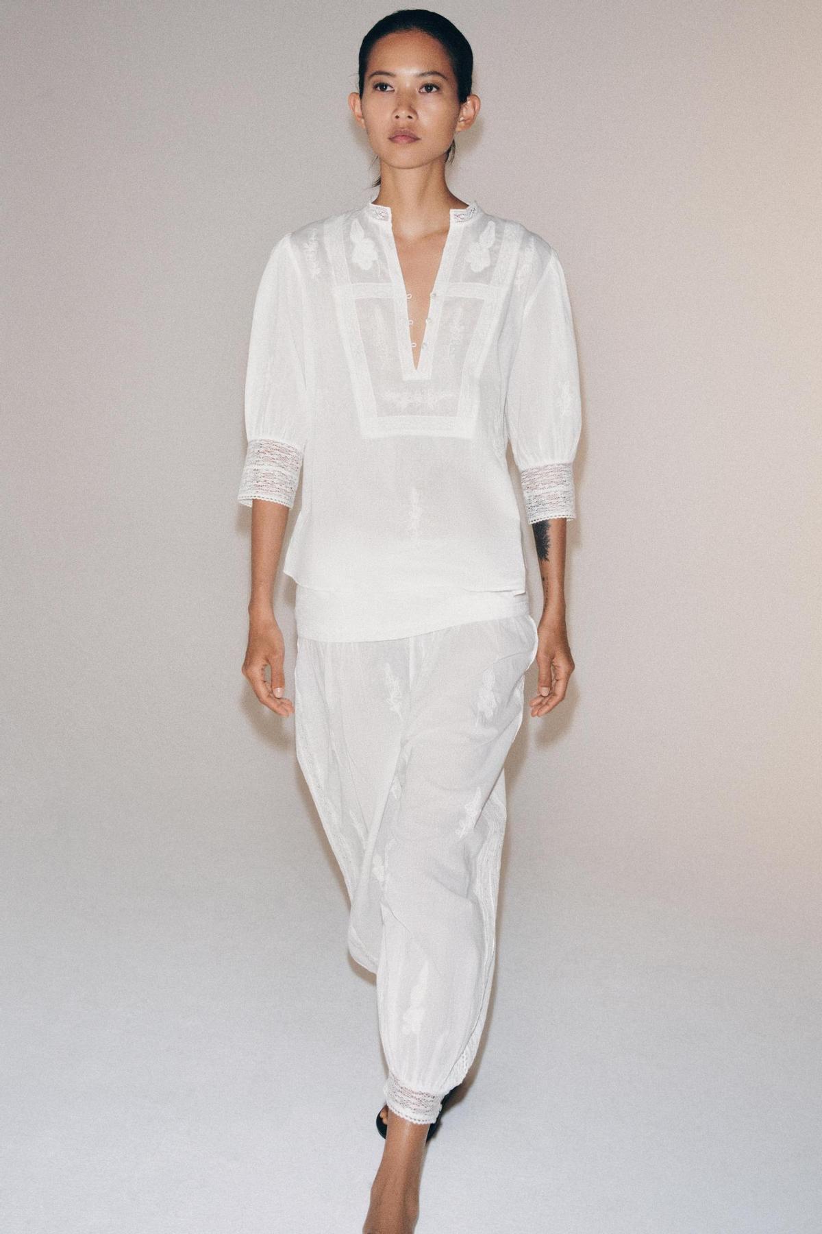 Ensemble chemisier et pantalon blanc avec broderie
