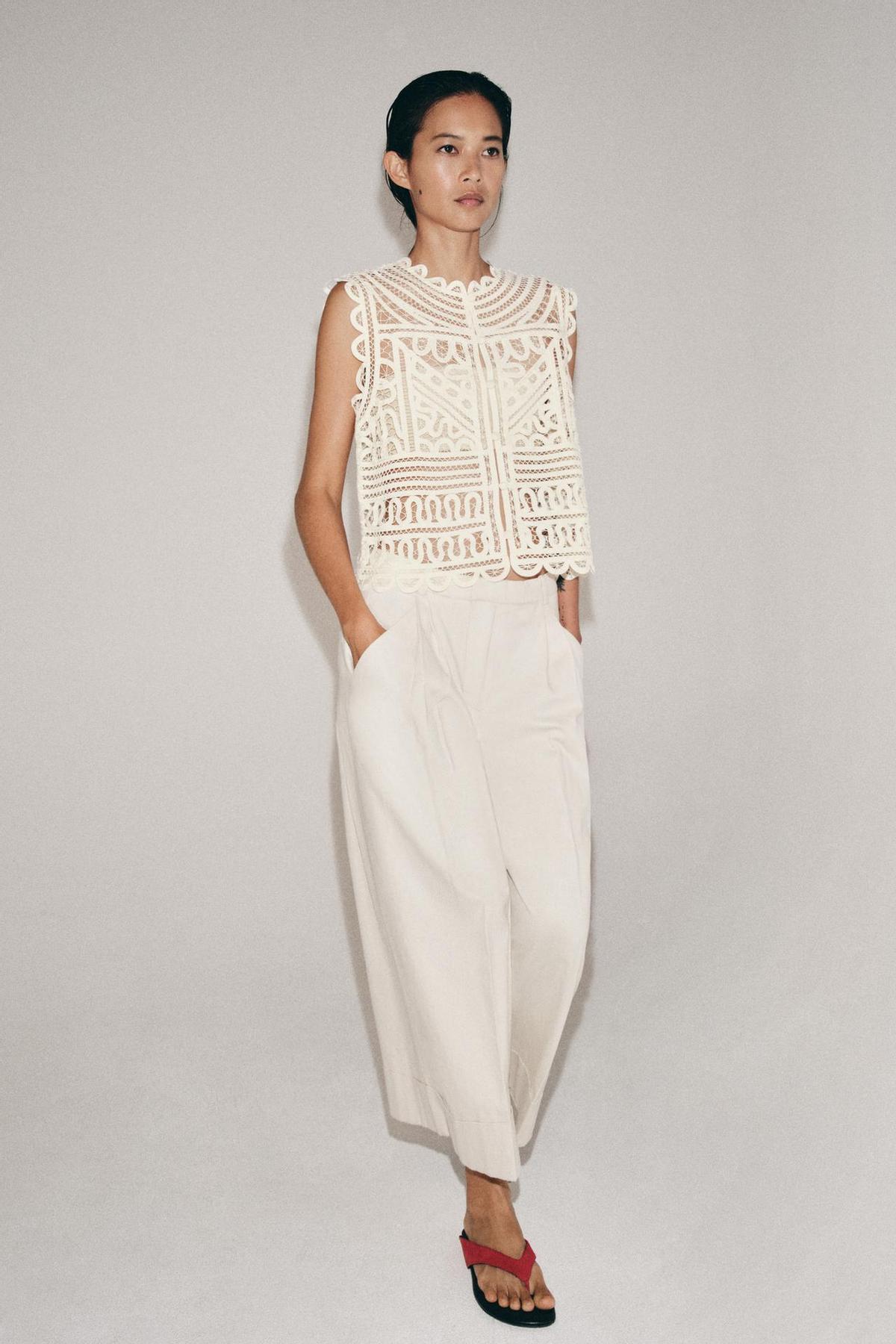 Ensemble chemisier au crochet et pantalon blanc