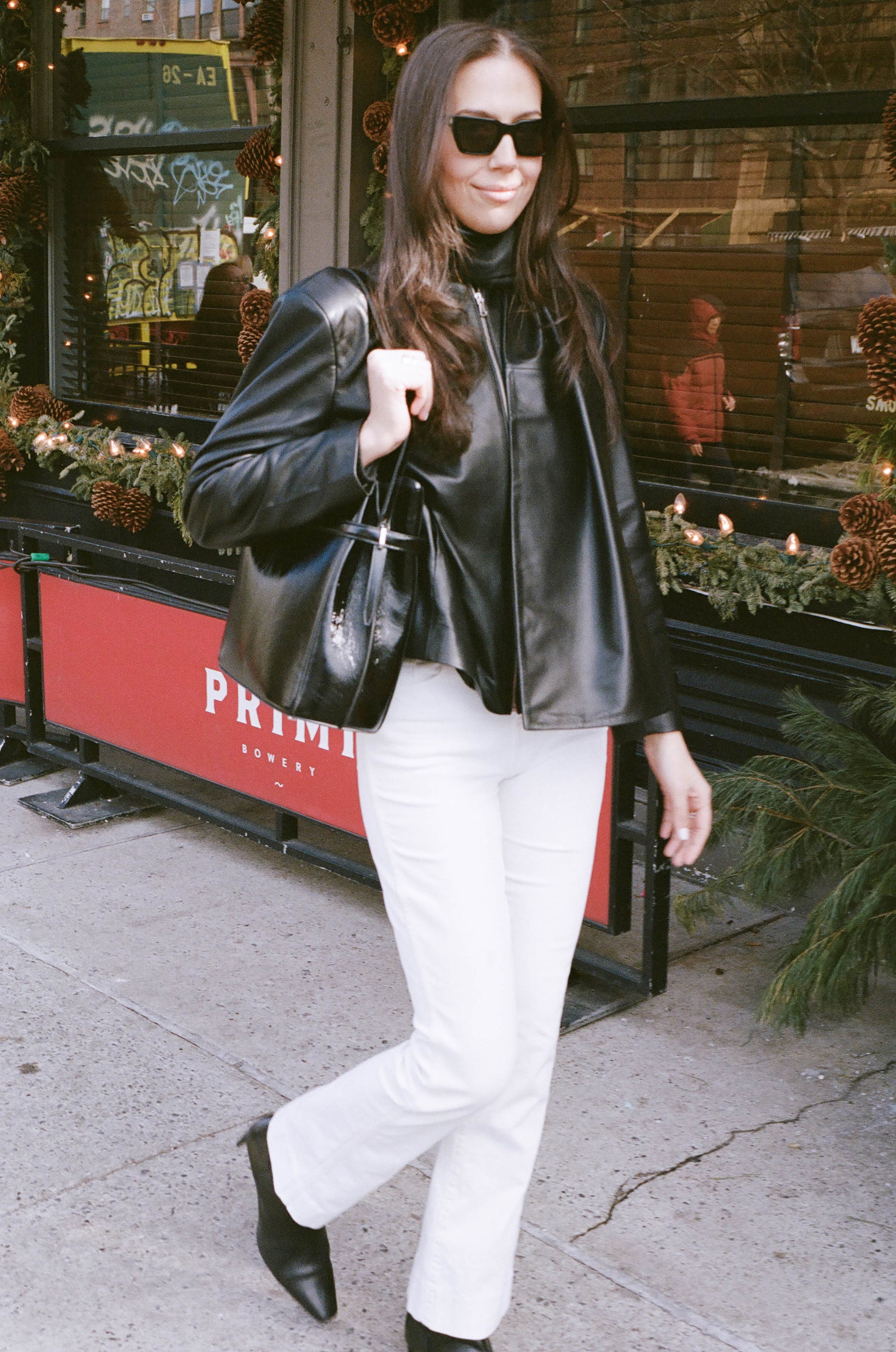 femme en veste de cuir et jean blanc street style