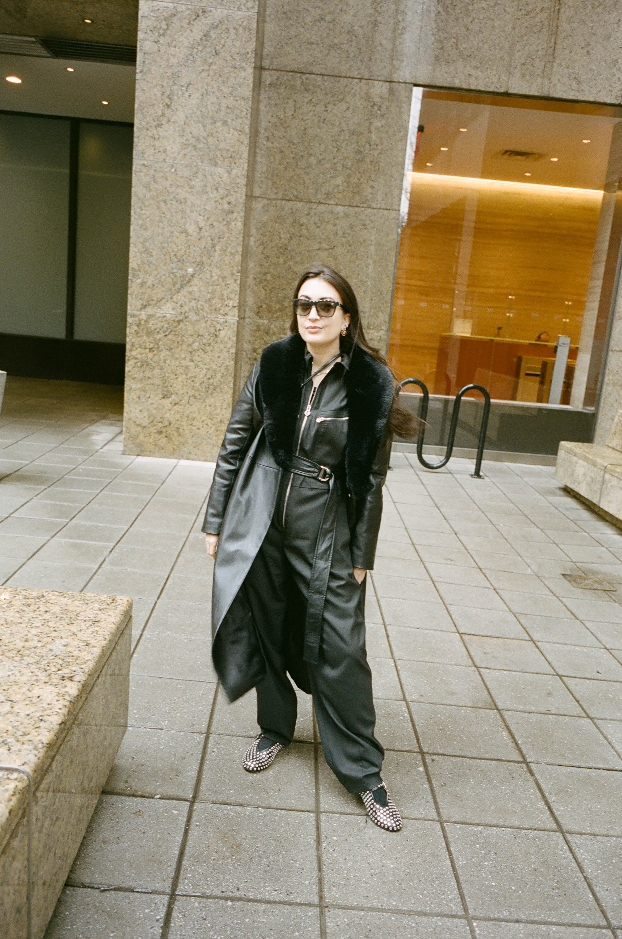 femme en pantalon et manteau en cuir