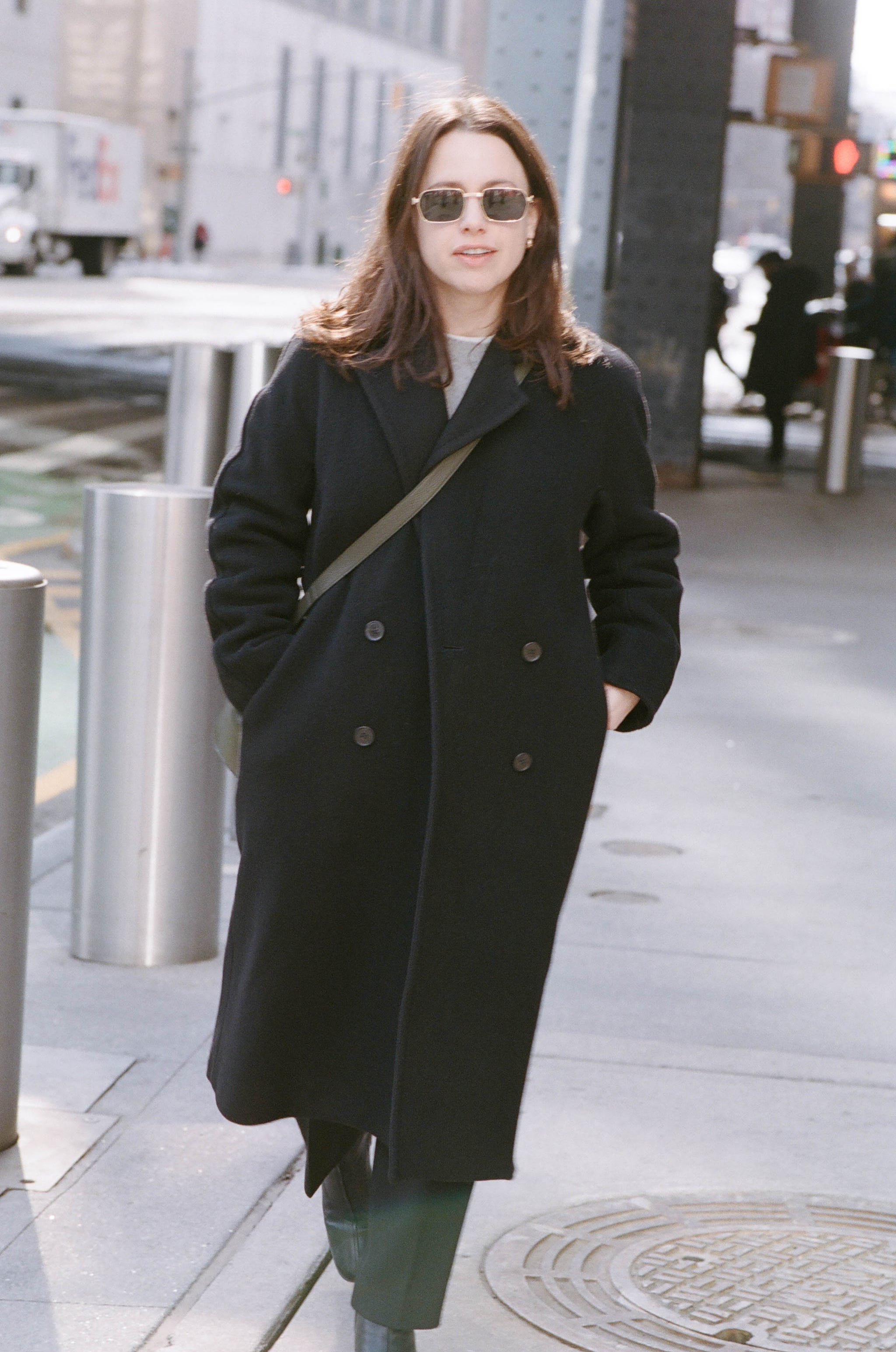 femme en manteau croisé élégant