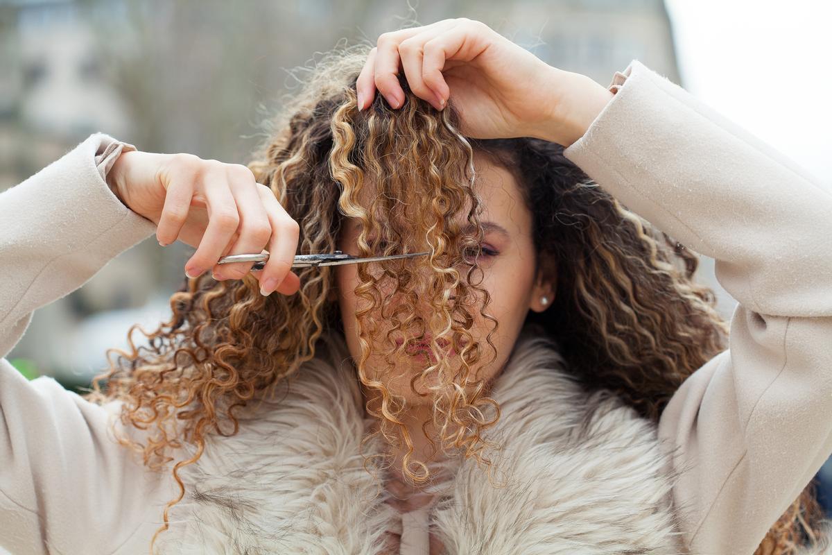 coupe de cheveux bouclés