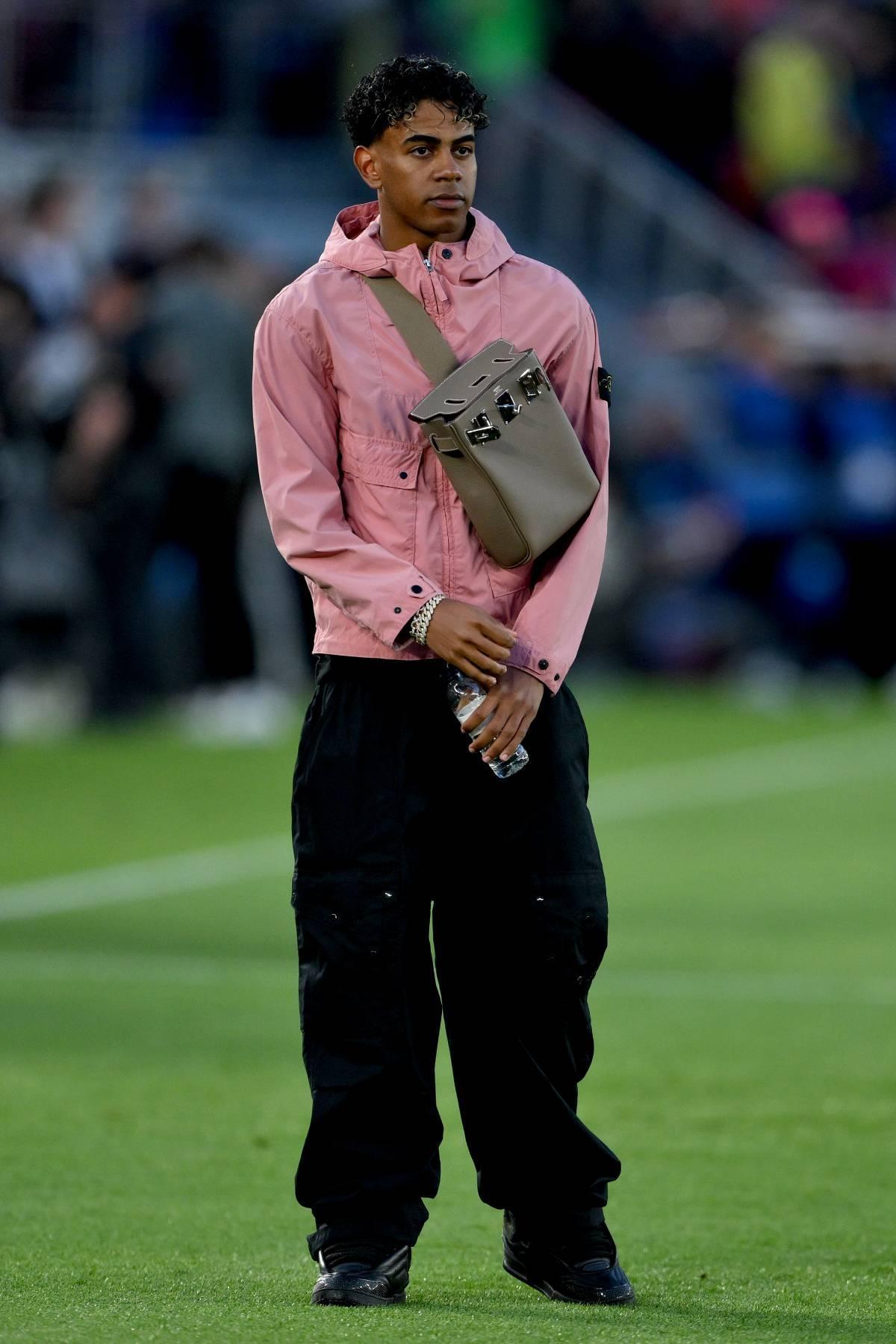 Le look de Lamine Yamal lors du Classique, avec un sac Hermés et des baskets Louis Vuitton