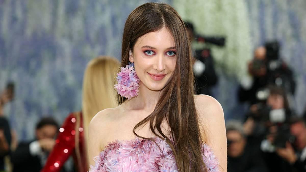 Le MET 2026 confirme que les cheveux XXL sont de retour et Sunday Rose les porte déjà mieux que quiconque.