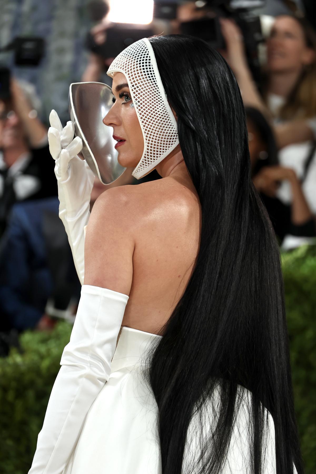 Les cheveux infinis de Katy Perry au Gala du MET 2026