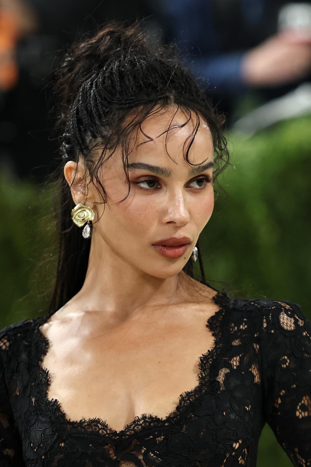 Le chignon « désordonné » de Zoë Kravitz au gala du MET 2026