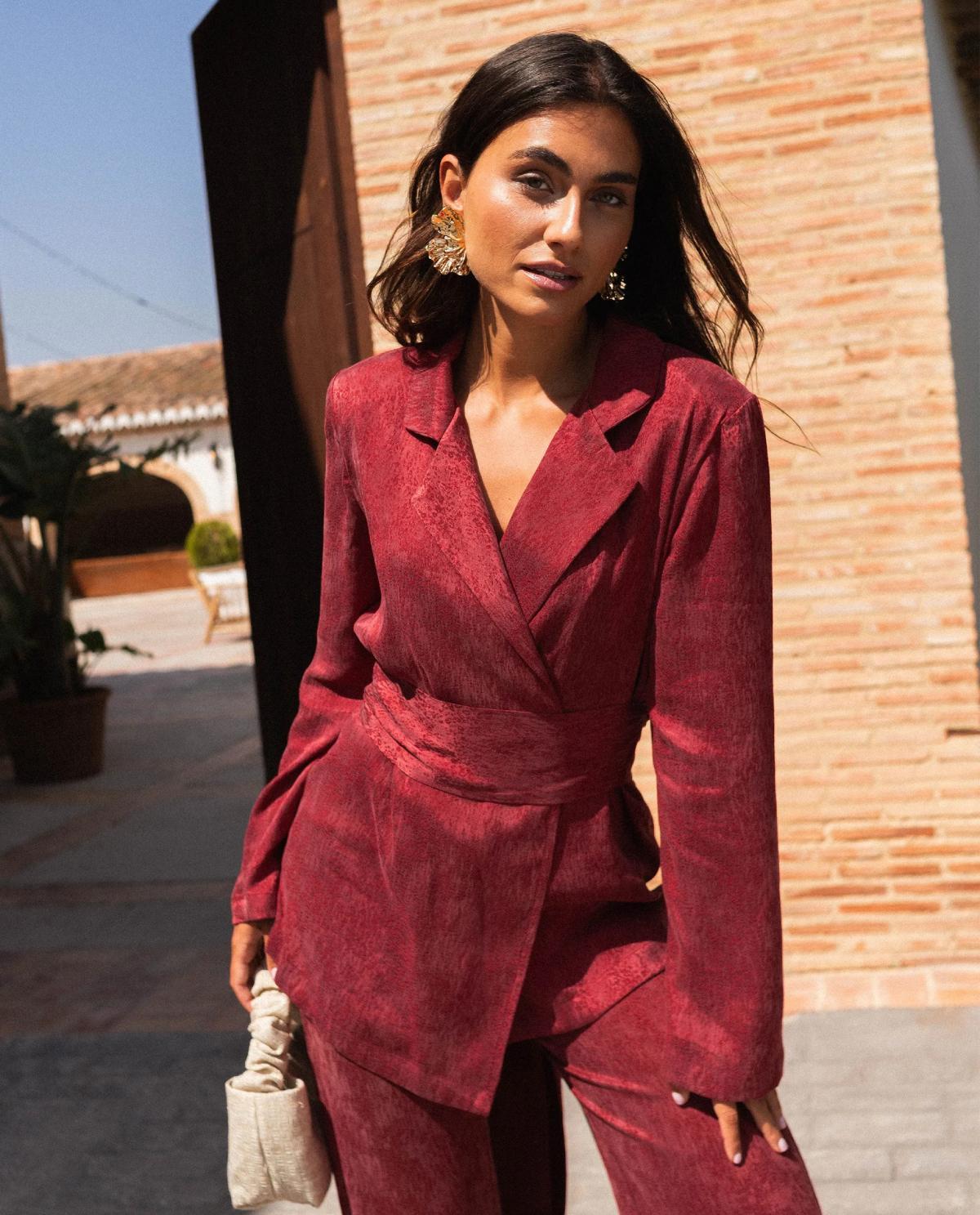 Costume bordeaux avec ceinture par THE ARE