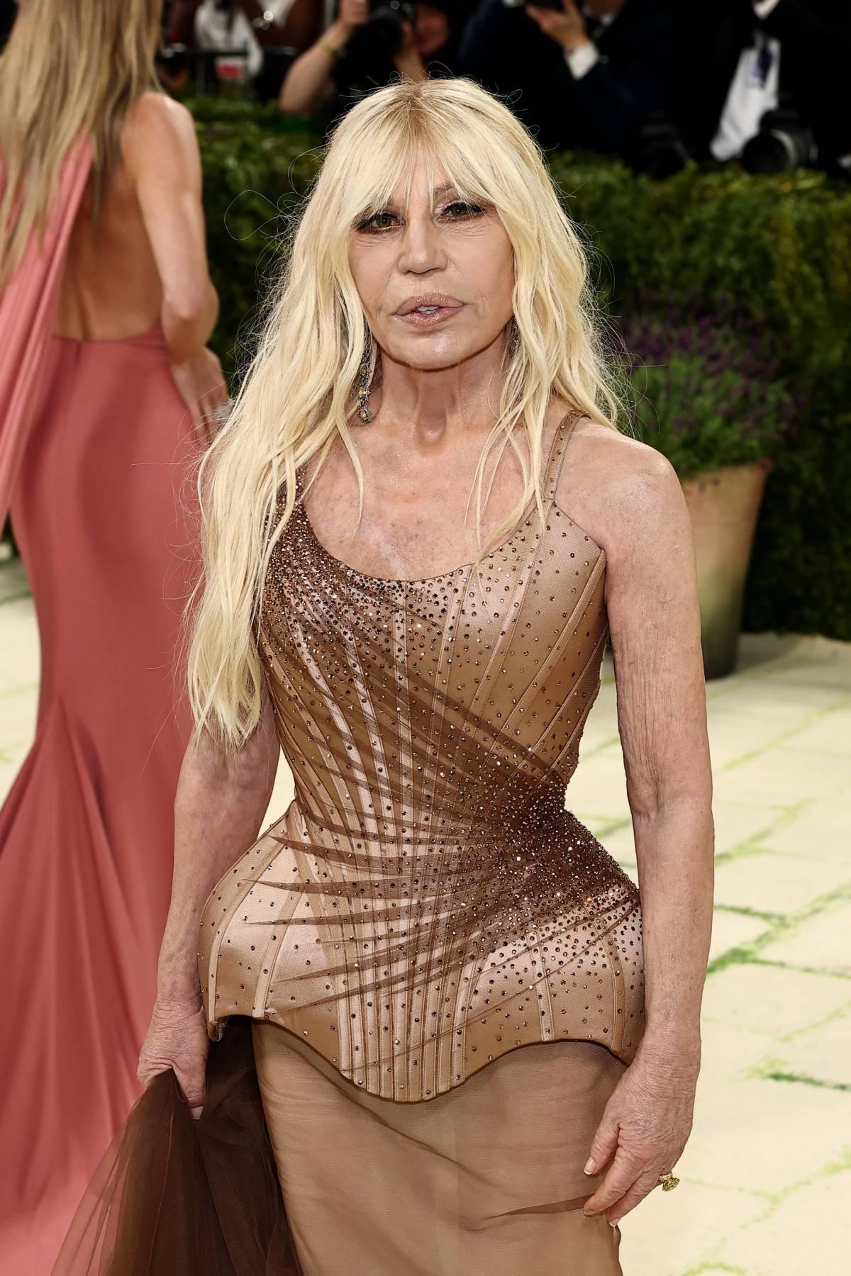 Donatella Versace et ses cheveux blond platine au MET
