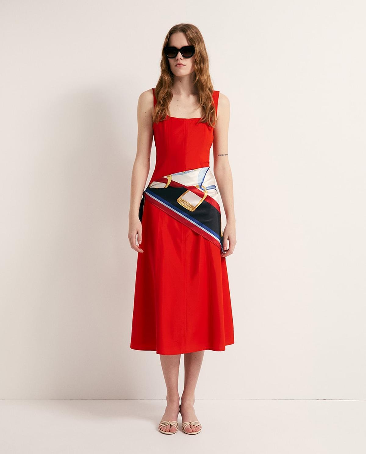 Robe rouge avec écharpe nouée