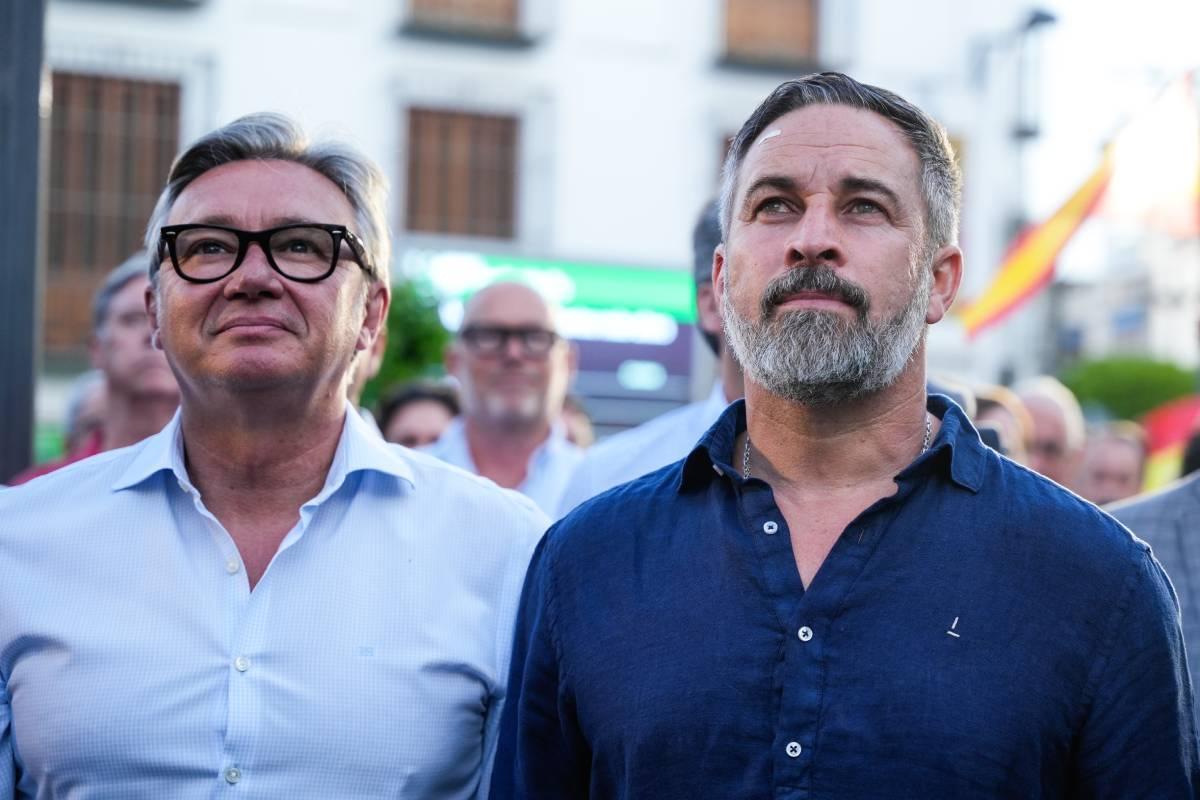 Santiago Abascal à Dos Hermanas (Séville) avec une chemise Litorale, marque Lidia Bedman