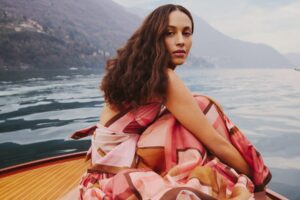 La collection capsule de Zimmermann et Mytheresa s'inspire du lac de Côme