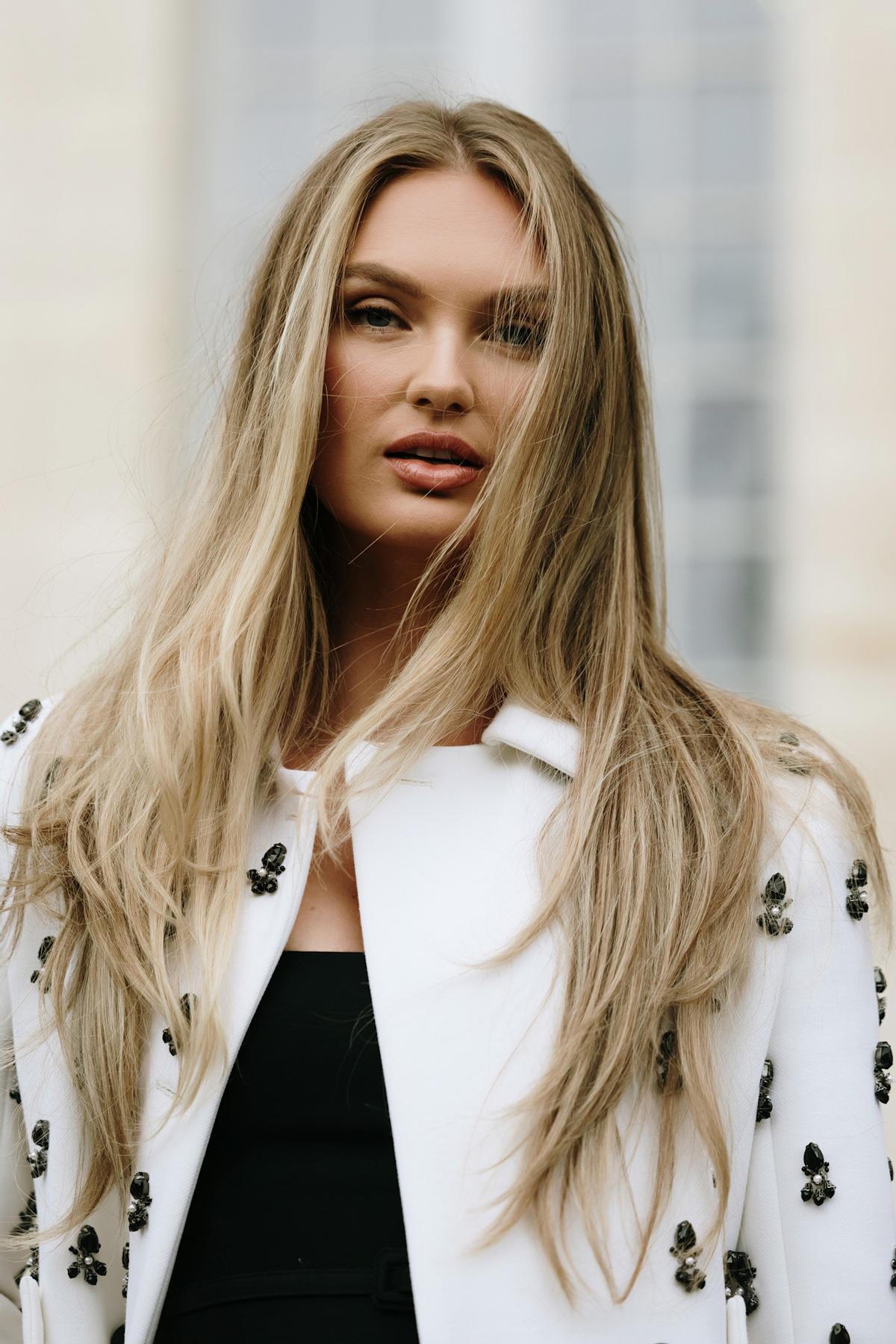 Cheveux gris teints et méchés