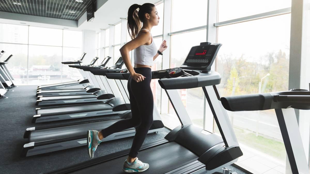Selon les experts, marcher en pente est l’une des meilleures options cardio disponibles pour perdre de la graisse.