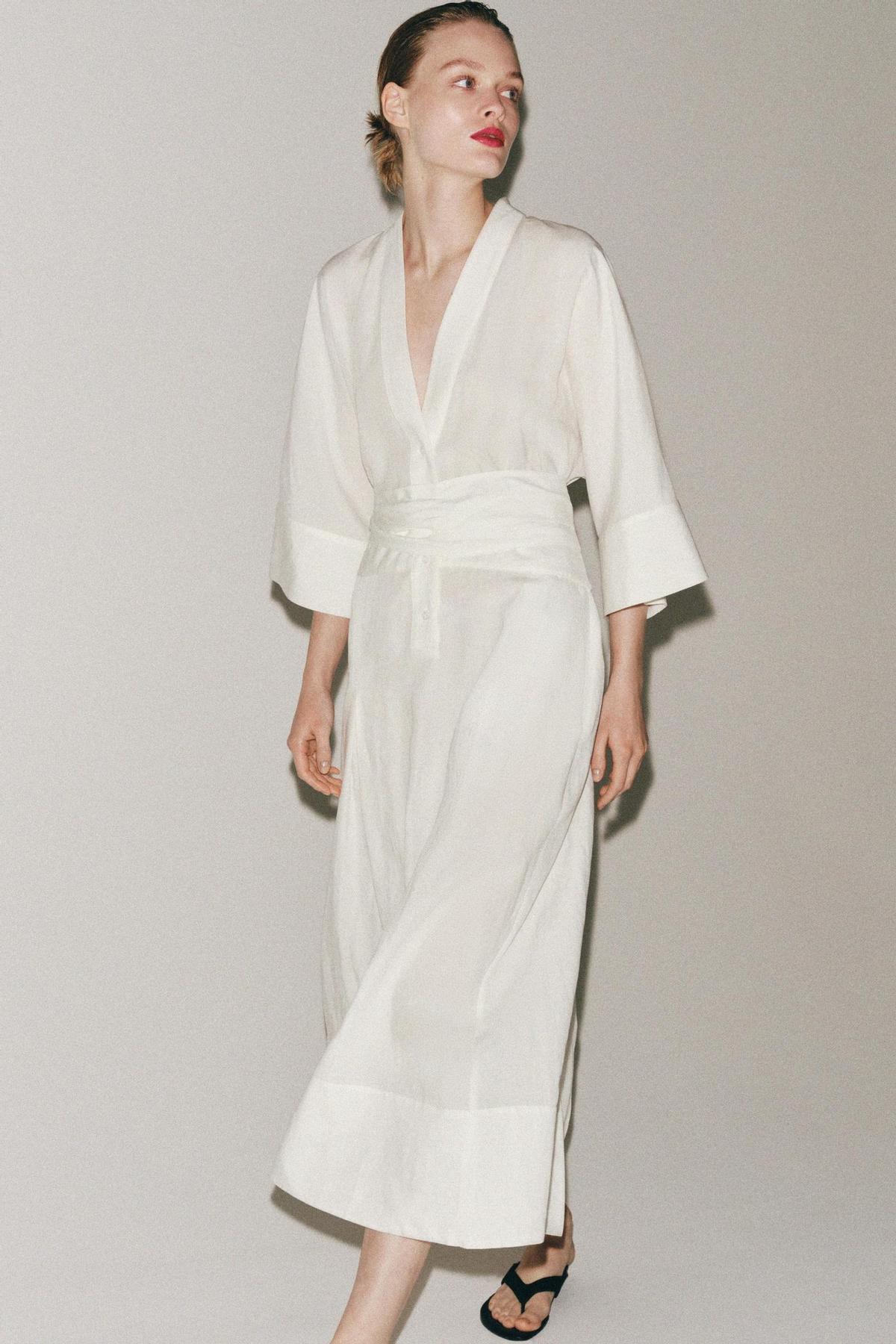 Robe en lin blanc avec taille ajustée