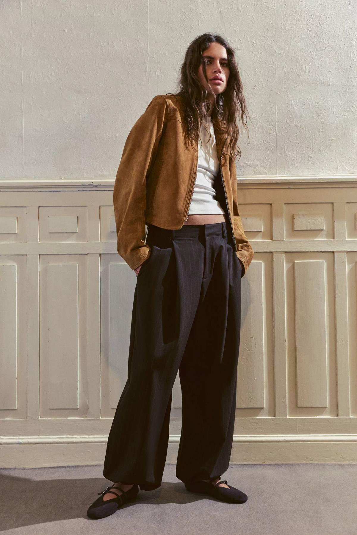 Pantalon habillé sarouel, à fines rayures et plis, par Pull&Bear