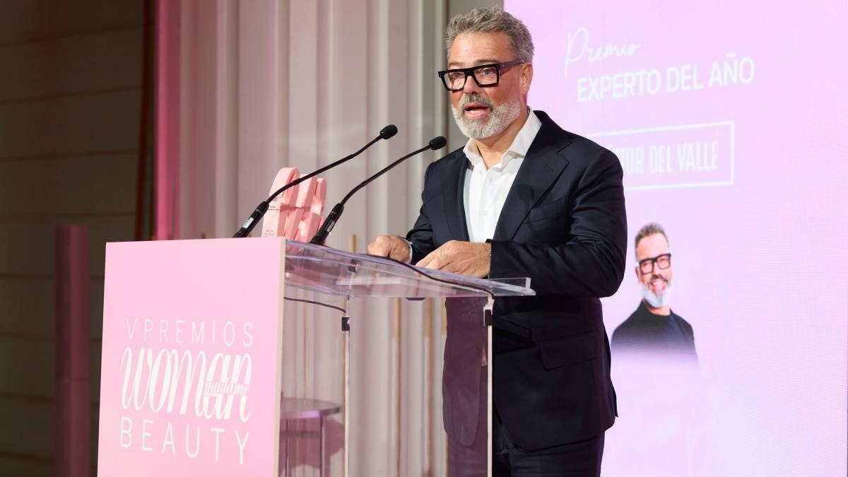 Víctor del Valle reçoit le prix Woman Beauty de l'Expert de l'année